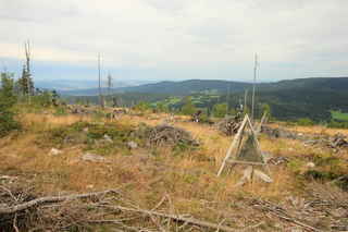 Pohled přes Hojsovu Stráž na Malý Prenet (1006 m n.m.) a Velký Prenet (1071 m n.m) - vzadu uprostřed