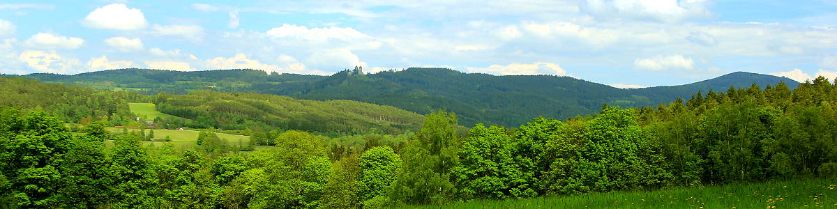 Šumava: Pohled na hrad Kašperk od Velkého Radkova - 05/2019
